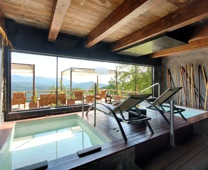 Zona de bienestar con amplios ventanales y preciosas vistas del spa del hotel.