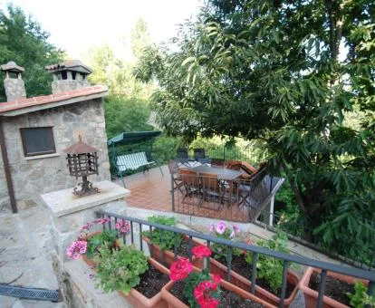 Edificio de este hotel rural con terrazas rodeado de vegetación.