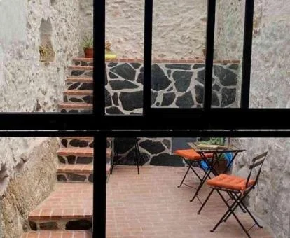 Agradable patio exterior con comedor al aire libre y piscina de este alojamiento.