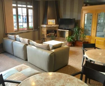 Zona de estar de uso compartido de este hotel rural.