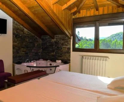 Acogedora suite con jacuzzi privado y vistas del hotel.