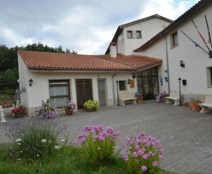 Edificio de este hotel rural con zona exterior y jardín.
