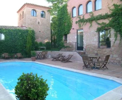 Hotel rural con zona exterior y piscina al aire libre.