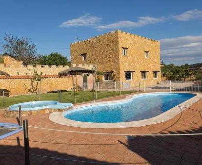 Precioso hotel romántico y piscina exterior.