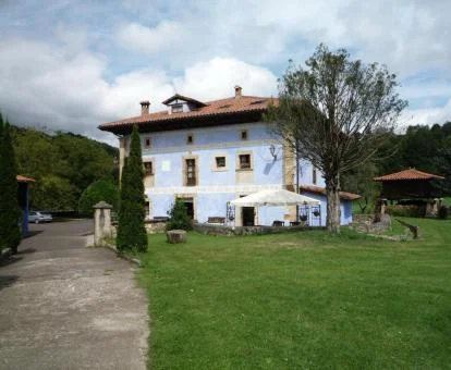 Acogedor hotel con encanto rodeado de amplios jardines.