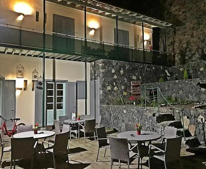 Terraza con comedores exteriores de este acogedor hotel rural.