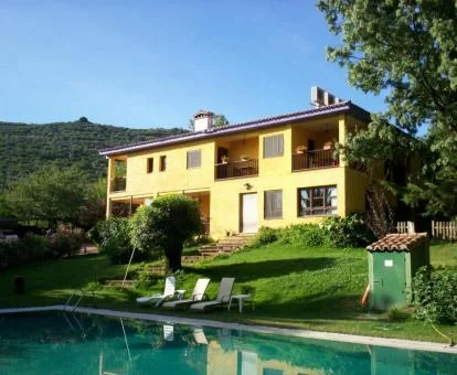 Hotel rural rodeado de naturaleza con piscina exterior.