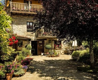 Edificio de este hotel rural con zona exterior rodeado de jardines.