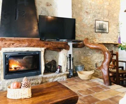 Uno de los acogedores espacios de estilo rústico de esta preciosa casa independiente.