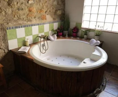 Jacuzzi privado de este coqueto alojamiento rural.
