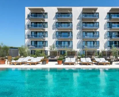 Edificio de este elegante hotel boutique con piscina y solarium.