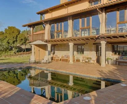 Edificio de este acogedor hotel boutique rodeado de jardines con piscina exterior.