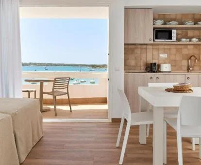 Uno de los acogedores apartamentos con terraza y vistas al mar del complejo.