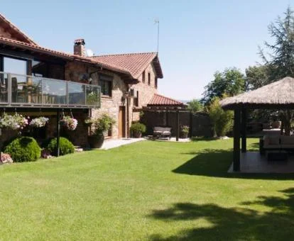 Hotel con encanto con amplios jardines y apartamentos con jacuzzi.