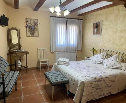 Una de las acogedoras habitaciones de estilo tradicional de este alojamiento rural.