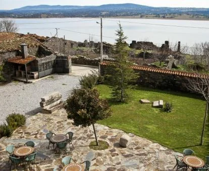 Zona exterior de este hotel rural rodeado de vegetación junto a un pantano.