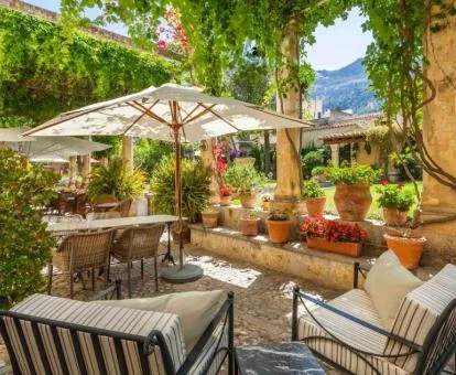 Zona esterior ajardinada con mobiliario de este maravilloso hotel boutique.