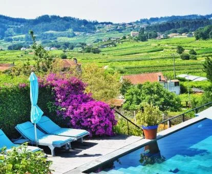 Agradable zona exterior con piscina y vistas al campo de este hotel rural.