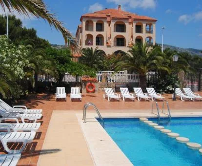 Precioso hotel con encanto con piscina al aire libre y amplios jardines.