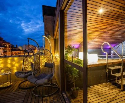 Agradable espacio de bienestar con jacuzzi y terraza para relajarte y recargar las pilas con tu pareja.