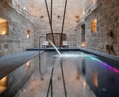 Piscina cubierta del spa de estilo rústico de este hotel en un bello monasterio.
