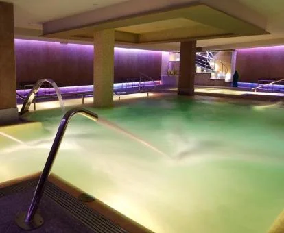 Piscina cubierta con hidroterapia del spa del hotel.