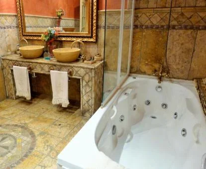 Baño con una amplia bañera de hidromasaje privada perfecta para disfrutarla en pareja.