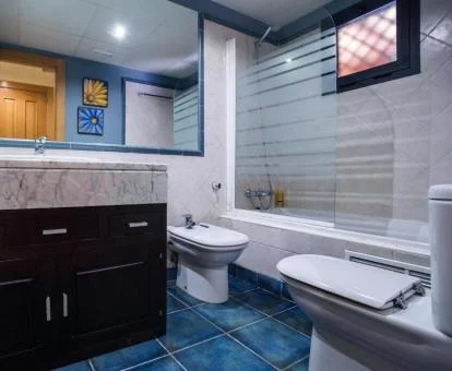 Bañera de hidromasaje privada en uno de los baños de este apartamento.