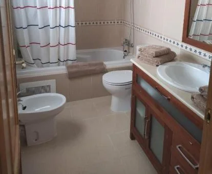 Baño con bañera de hidromasaje privada de este precioso apartamento.