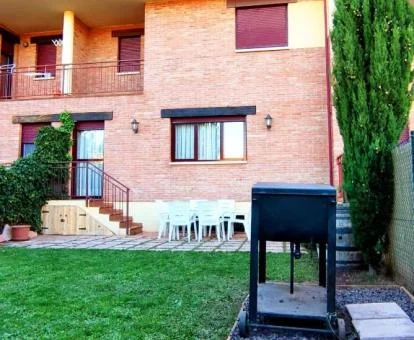 Casa independiente con zona exterior y piscina privada.