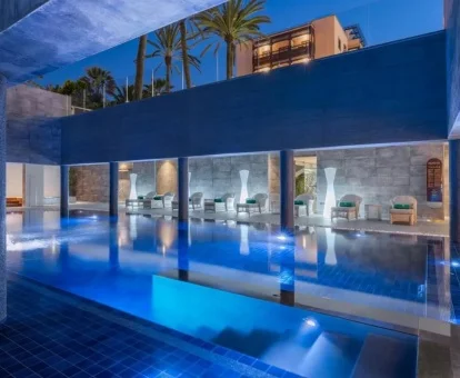 Piscina interior y exterior del centro de spa del hotel.