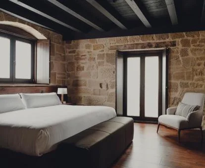 Una de las coquetas habitaciones con paredes de piedra a la vista del hotel.