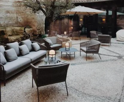 Agradable terraza con mobiliario al aire libre de este hotel solo para adultos.