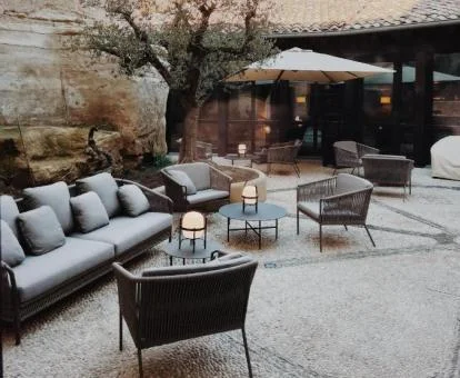 Acogedor patio interior con mobiliario de este hotel romántico.