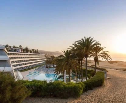 Hotel con encanto con piscina exterior y acceso a las dunas de un parque natural.