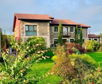 Edificio de este hotel rural con grandes jardines.