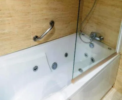 Bañera de hidromasaje en el baño del apartamento de un dormitorio del establecimiento.