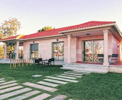 Coqueta casa rural independiente con zona exterior privada.