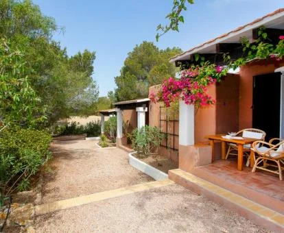 Bungalows con terraza de este tranquilo complejo rural.
