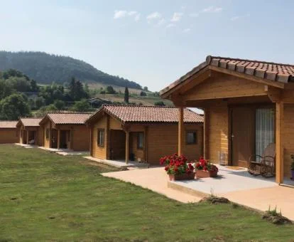 Complejo rural de casitas independientes rodeado de naturaleza.