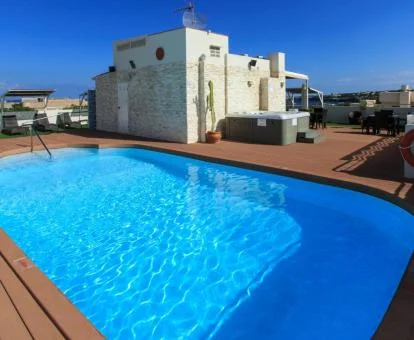 Terraza con jacuzzi y piscina del hotel.