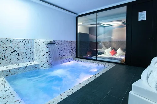 Foto de la piscina frente a la cama