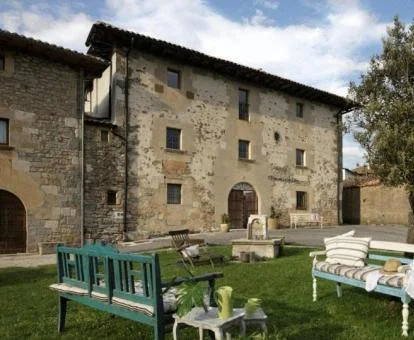 Edificio de piedra de este hotel rural con amplios jardines.