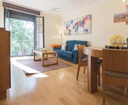 Interior de este acogedor apartamento con bañera de hidromasaje privada.