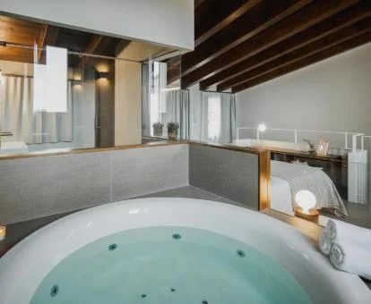 Bañera de hidromasaje circular de este apartamento dúplex.