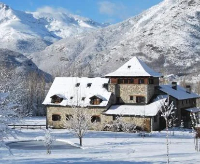Edificio de este maravilloso hotel rural en un precioso entorno nevado.