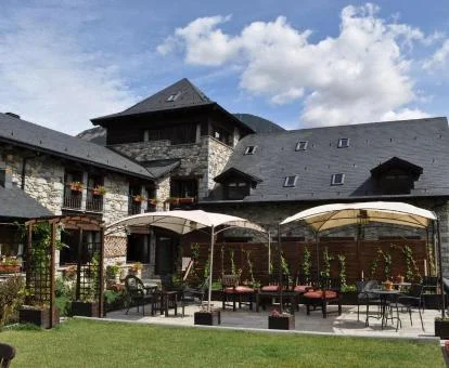 Coqueto edificio con amplios jardines y zonas exteriores del hotel.