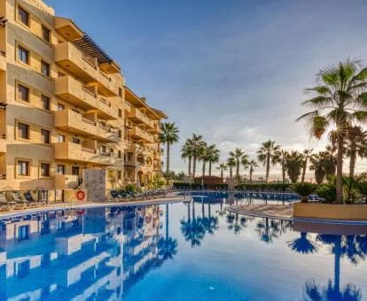 Precioso resort con gran piscina exterior.