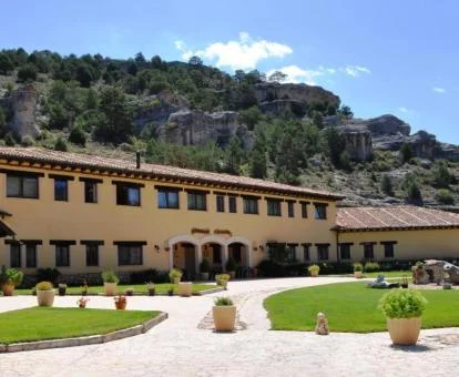 Edificio de este hotel rural a los pies de las montañas.