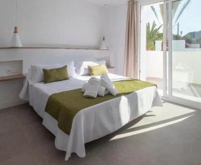 Una de las habitaciones dobles con balcón de este hotel rural.